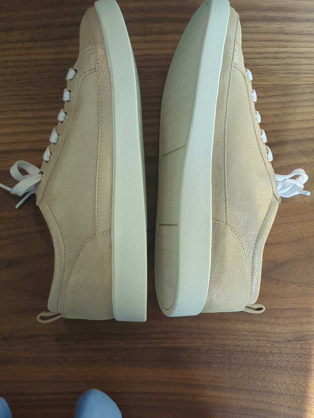 New in Box Vionic Winny Sneaker in Gold Leather 8.5W - Picture 8 of 11